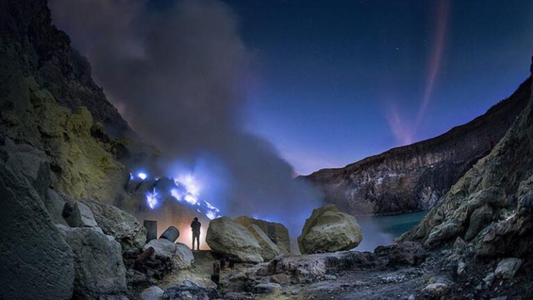 blue-fire-ijen-crater